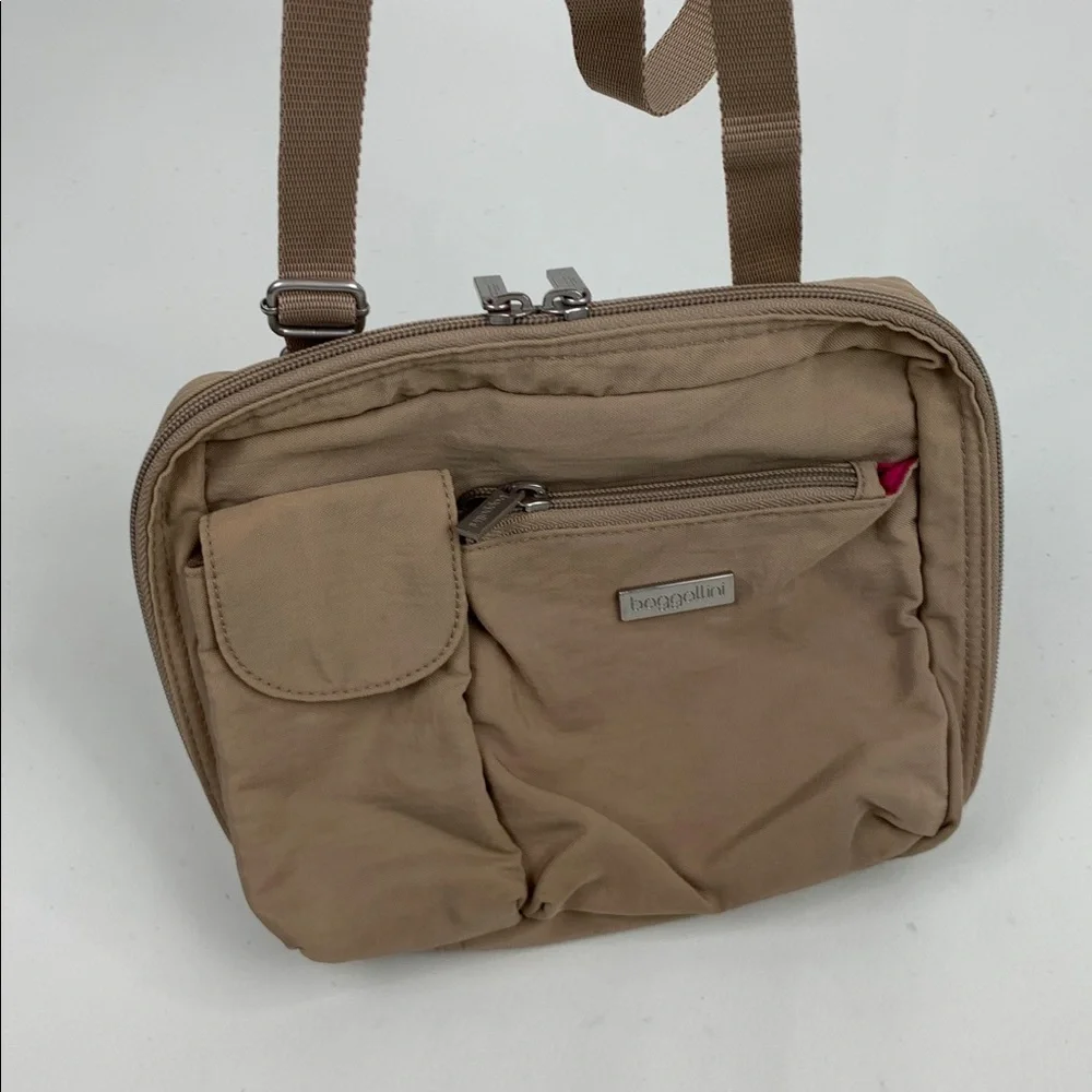 Baggallini Tan Beige Crossbody Messenger Bag Belt bag Pink fuschia lined Zippers